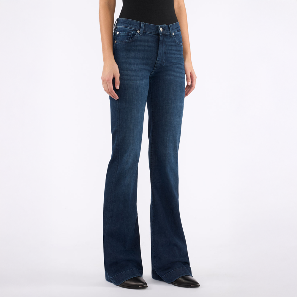 Person wearing DOJO Baltimora blue jeans on a white background